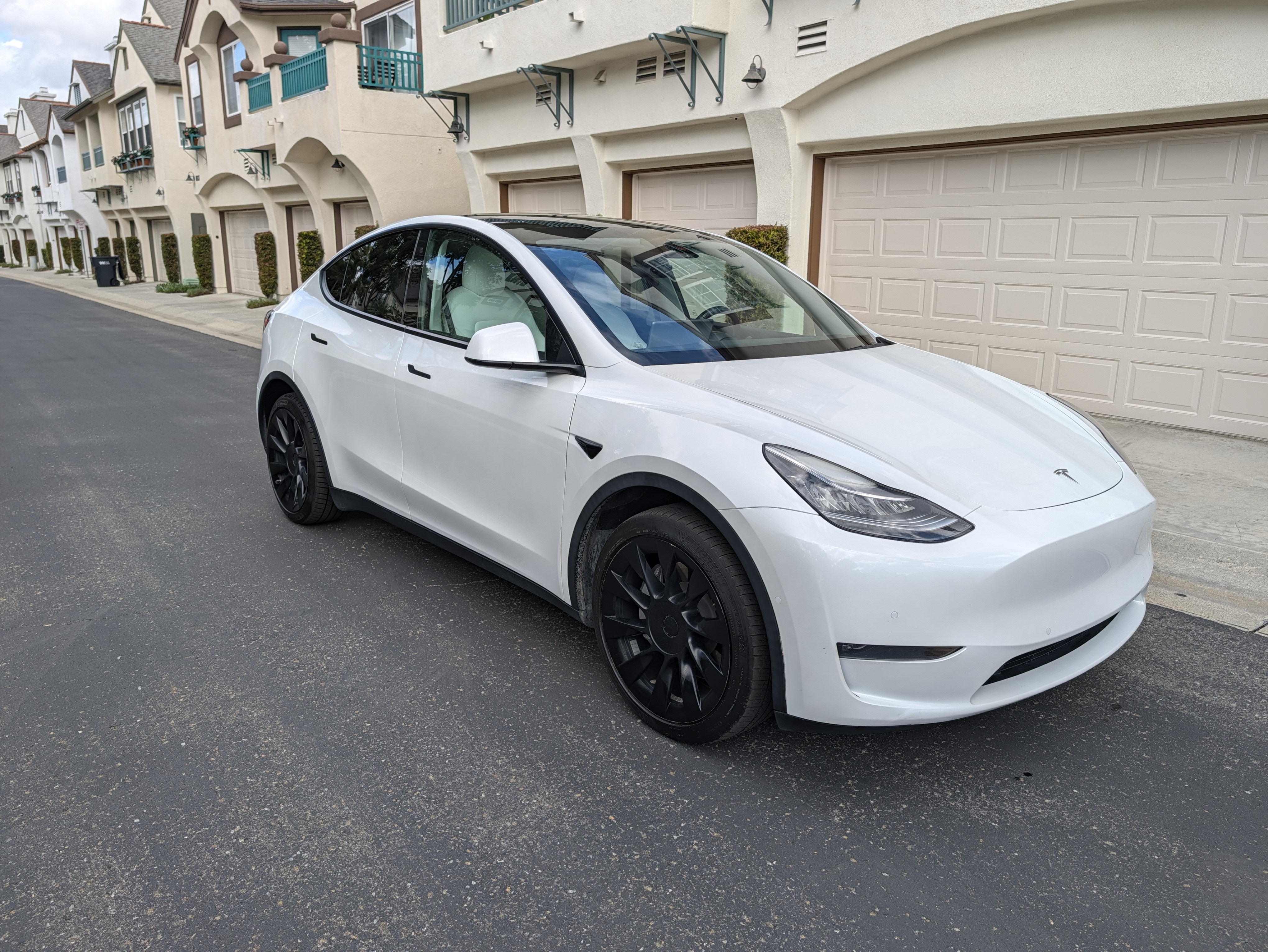 Used 2020 Tesla Model Y Long Range AWD/4WD image 1