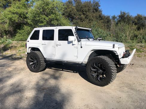 Used 2015 Jeep Wrangler Unlimited Sahara w/ Connectivity Group image 12