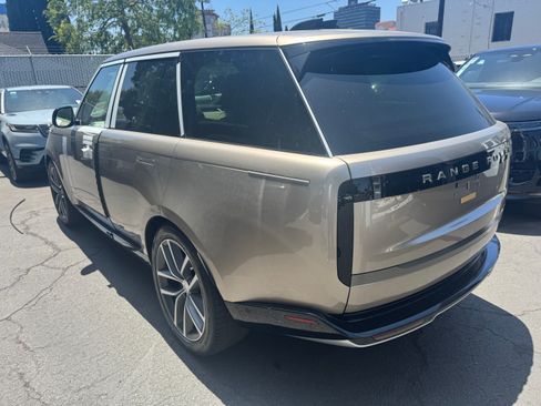 Used 2025 Land Rover Range Rover SE AWD/4WD image 4