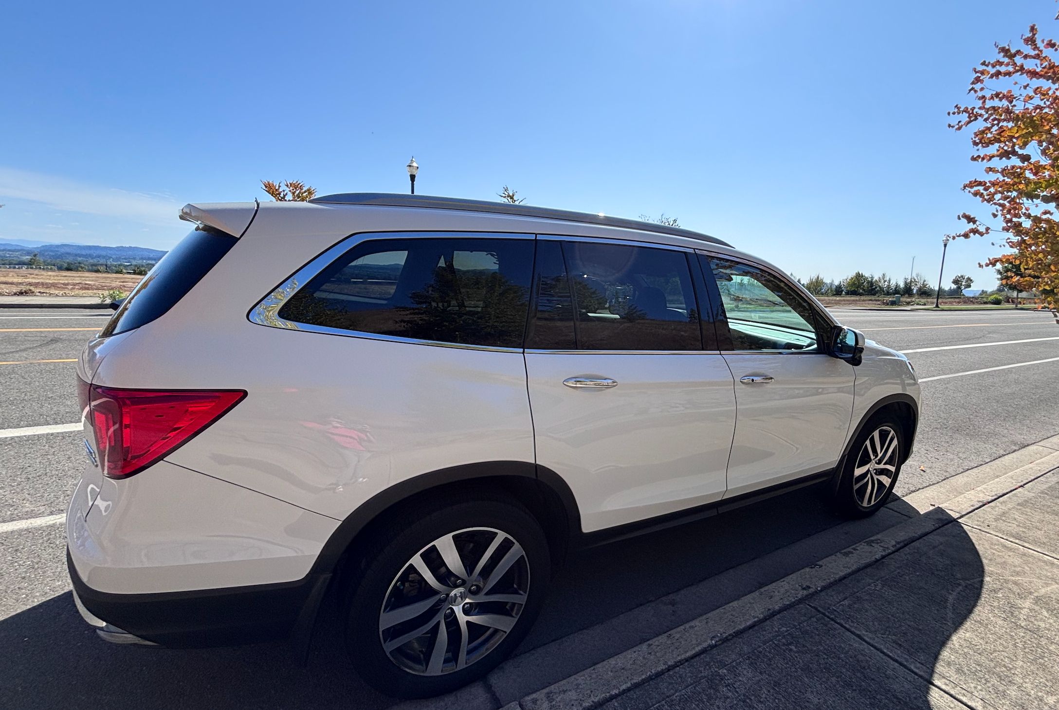 Used 2018 Honda Pilot Touring image 2