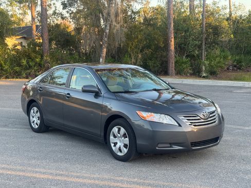Used 2009 Toyota Camry Hybrid Sedan 4D image 2