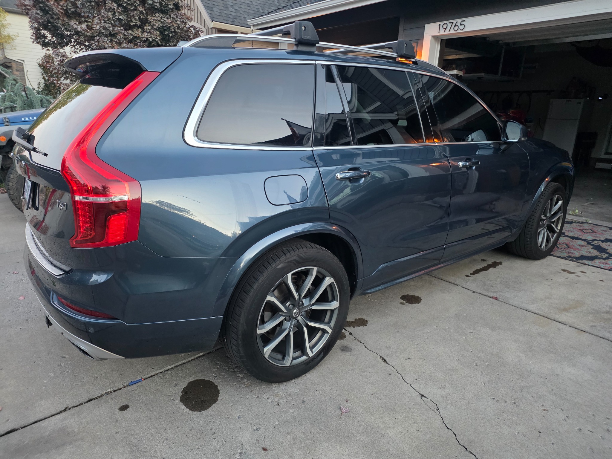 Used 2018 Volvo XC90 T6 Momentum w/ Momentum Plus Package AWD/4WD image 6