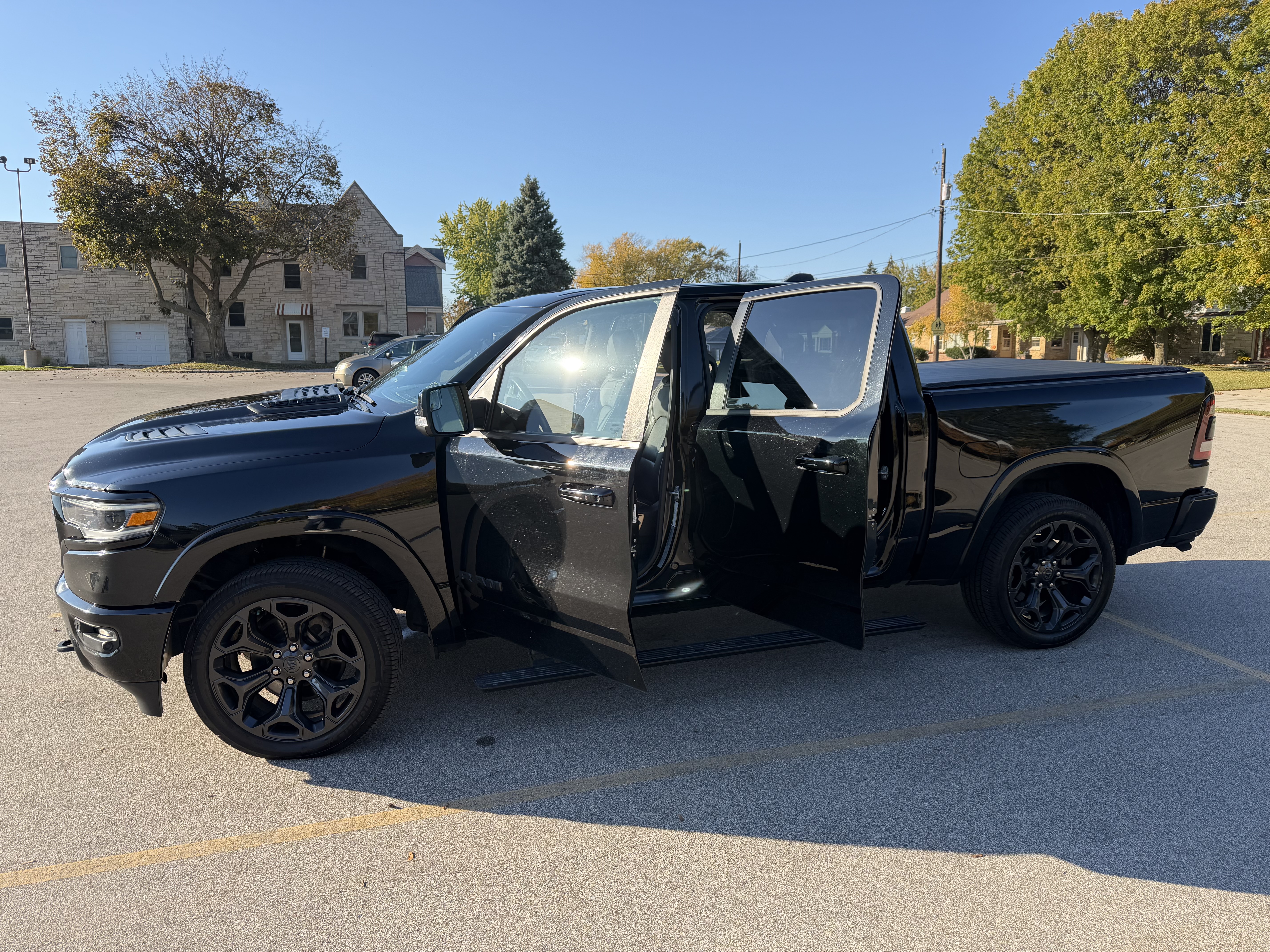 Used 2020 RAM 1500 Limited w/ Black Appearance Package AWD/4WD image 19