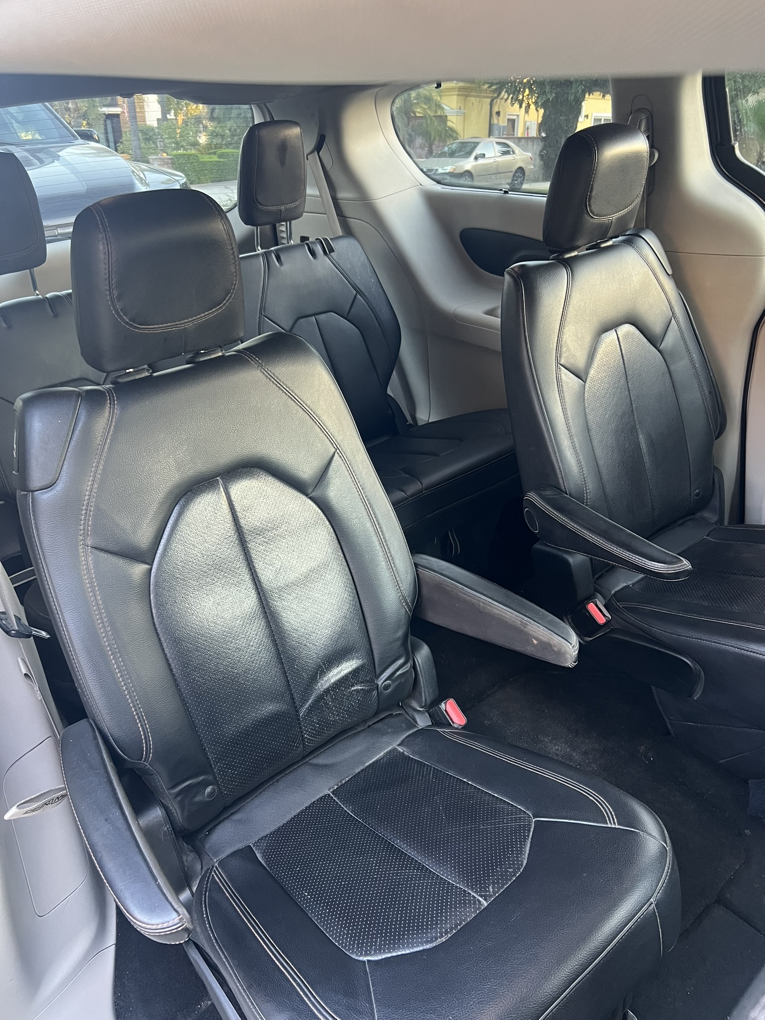 Used 2018 Chrysler Pacifica Touring-L FWD image 12