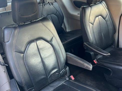 Used 2018 Chrysler Pacifica Touring-L FWD image 12