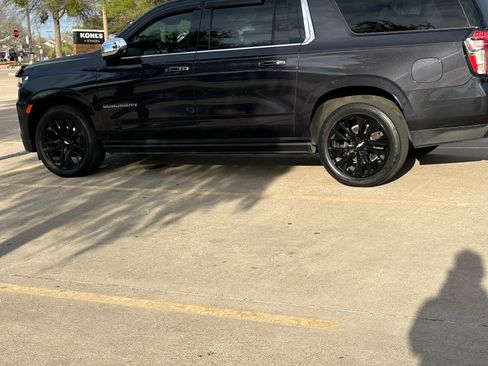 Used 2023 Chevrolet Suburban Premier w/ Premium Package image 8