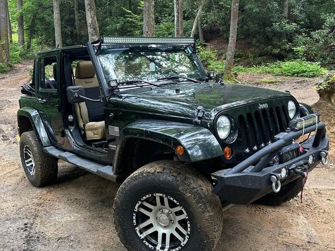 Used 2011 Jeep Wrangler Unlimited Sahara w/ Dual Top Group AWD/4WD image 9