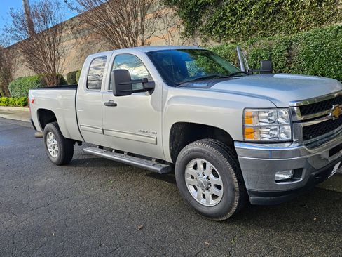 Used 2011 Chevrolet Silverado 2500 LT w/ Interior Plus Package image 9