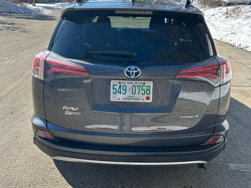 Used 2018 Toyota RAV4 LE image 5