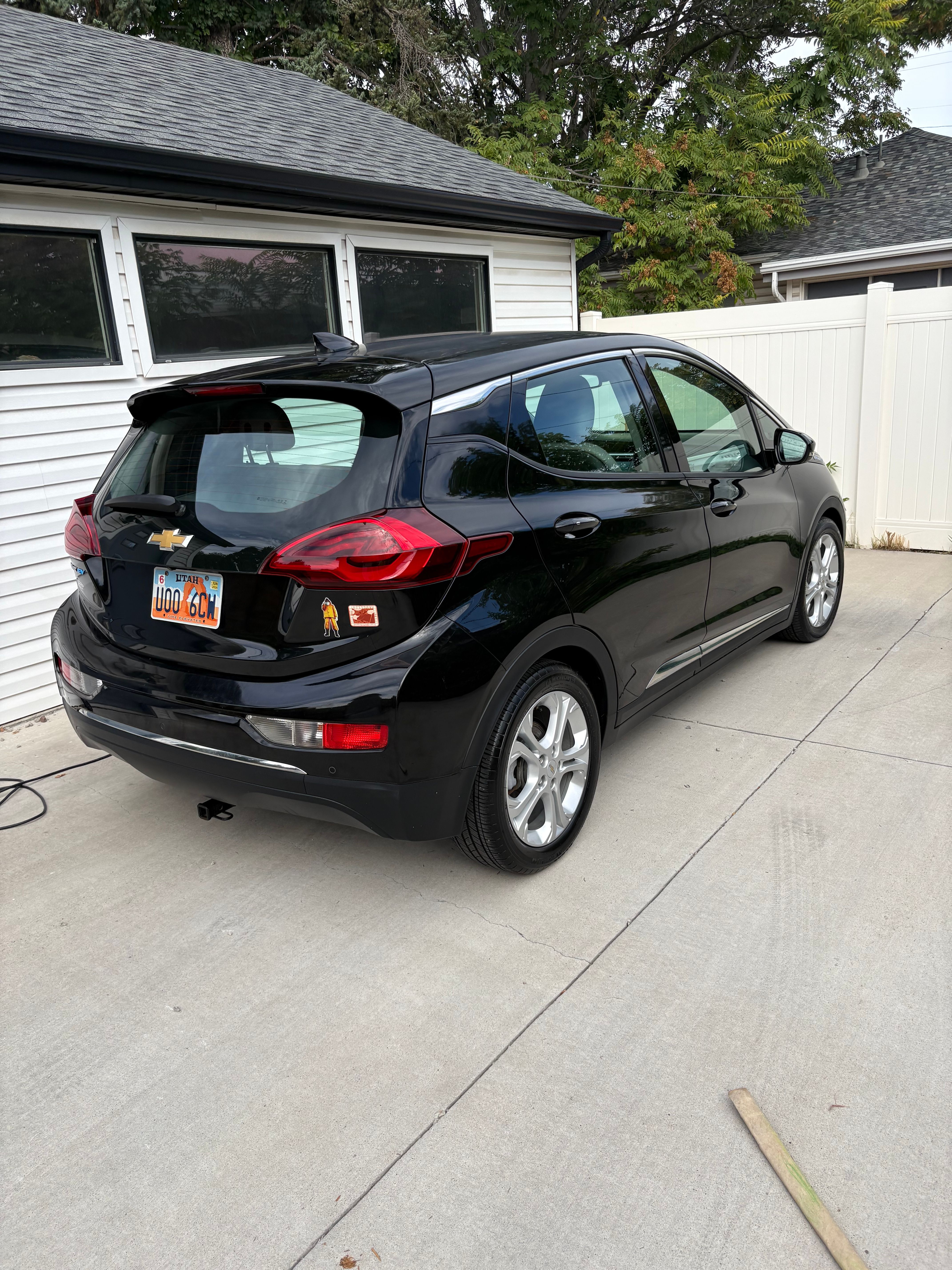Used 2017 Chevrolet Bolt LT FWD image 2