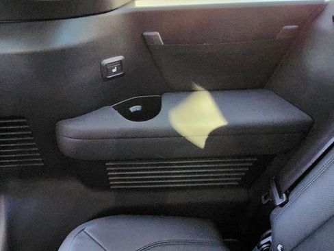 Used 2023 Land Rover Defender 130 SE image 15