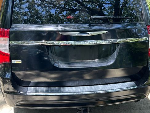 Used 2015 Chrysler Town & Country Touring image 5