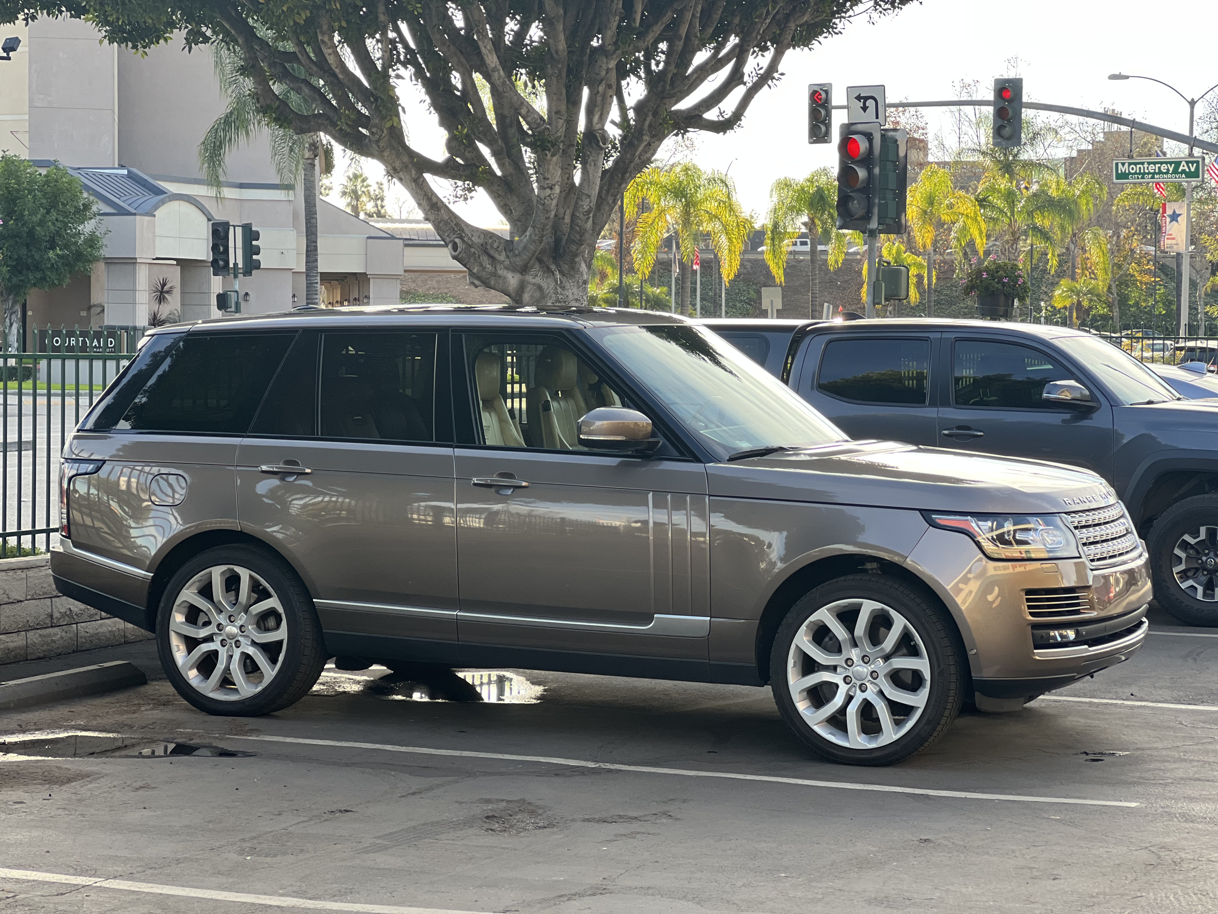 Used 2015 Land Rover Range Rover Supercharged AWD/4WD image 2
