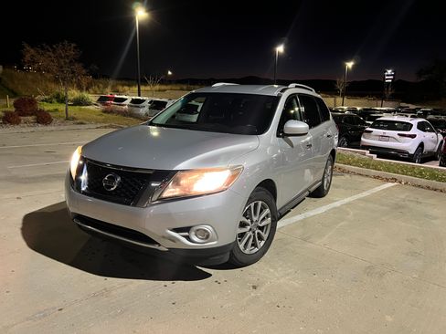 Used 2015 Nissan Pathfinder S image 2