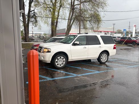 Used 2012 Ford Expedition Limited image 16