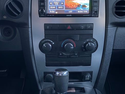 Used 2008 Jeep Commander Sport image 6