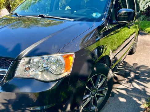 Used 2017 Dodge Grand Caravan SXT FWD image 5