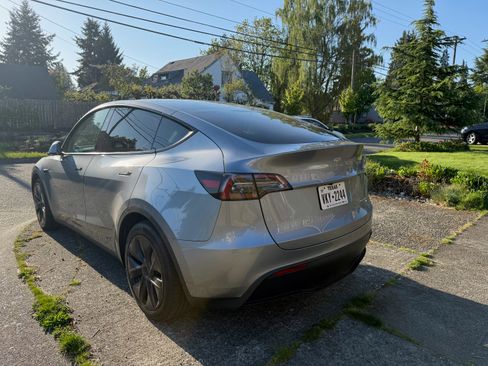 Used 2024 Tesla Model Y Long Range AWD/4WD image 4
