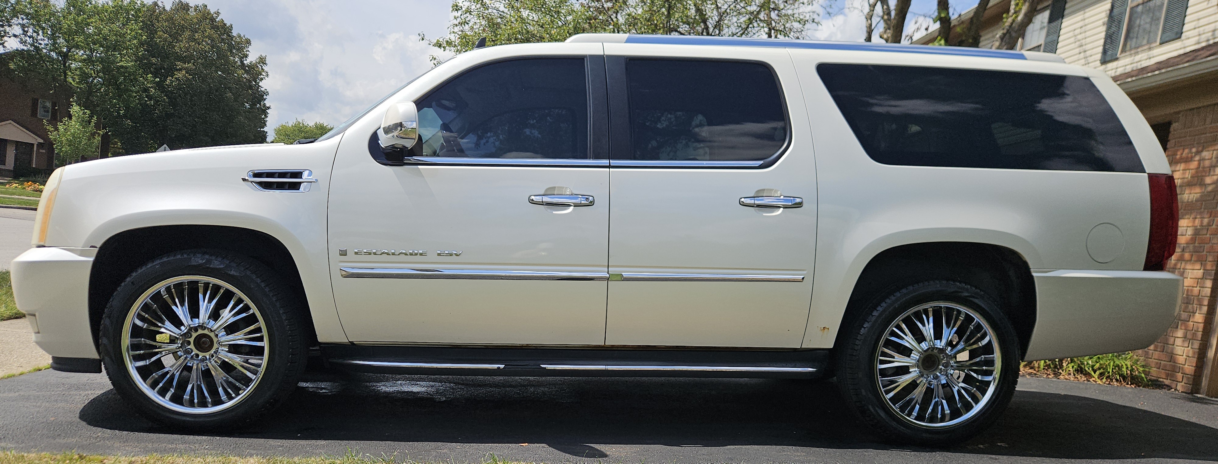 Used 2007 Cadillac Escalade ESV AWD w/ Information Package image 10