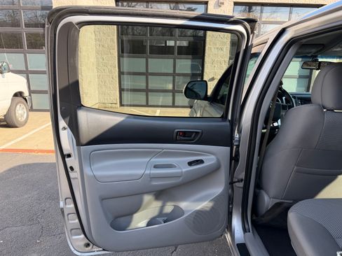 Used 2014 Toyota Tacoma 4x4 Double Cab w/ TRD Sport Package image 19