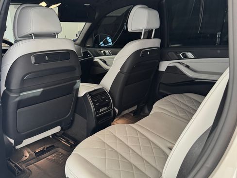 Used 2024 BMW X7 xDrive40i w/ Premium Package image 11