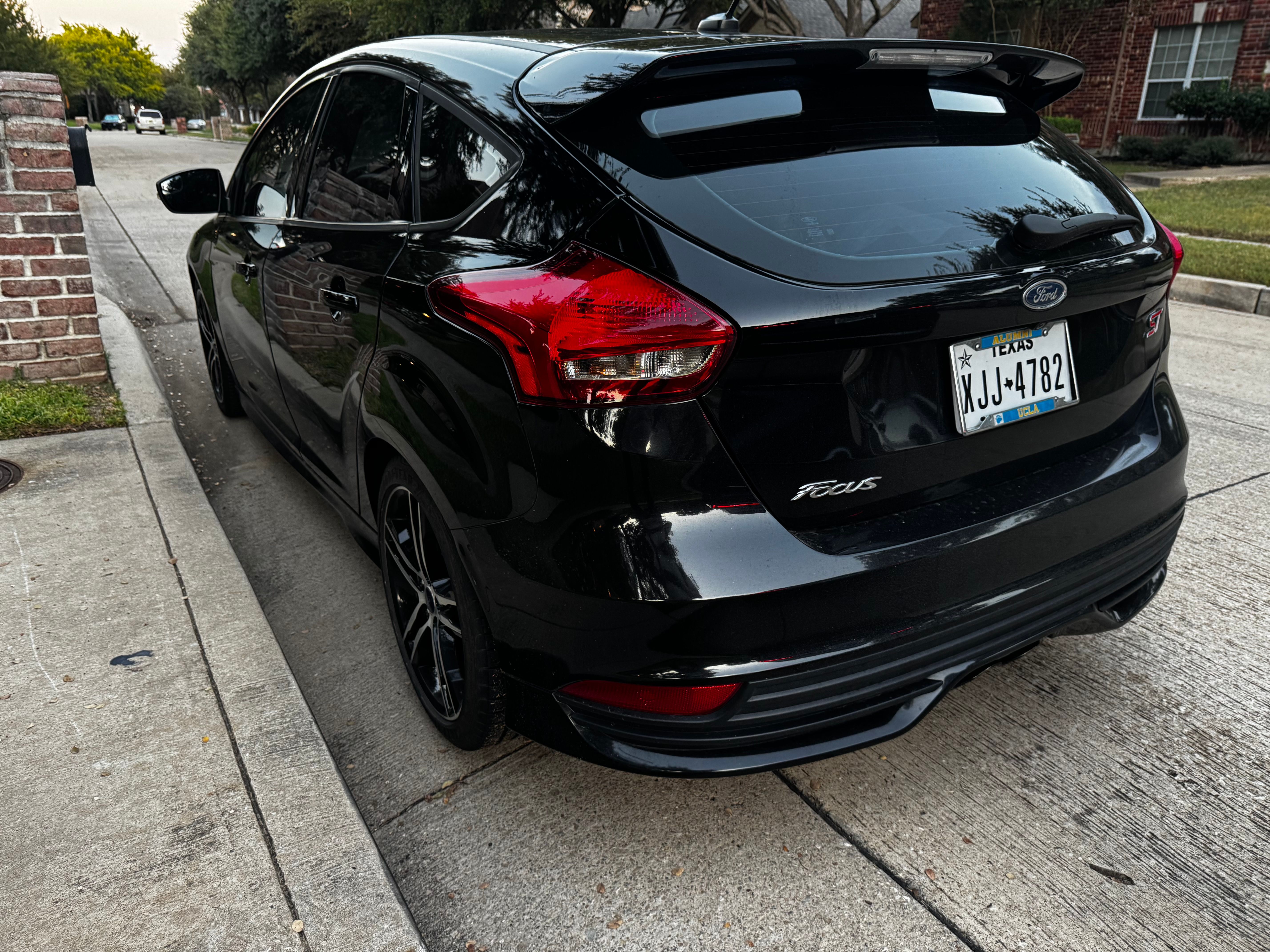 Used 2017 Ford Focus ST FWD image 6
