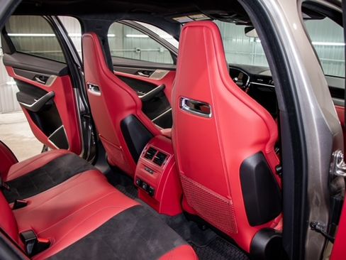 Used 2025 Jaguar F-PACE SVR 575 Edition image 21