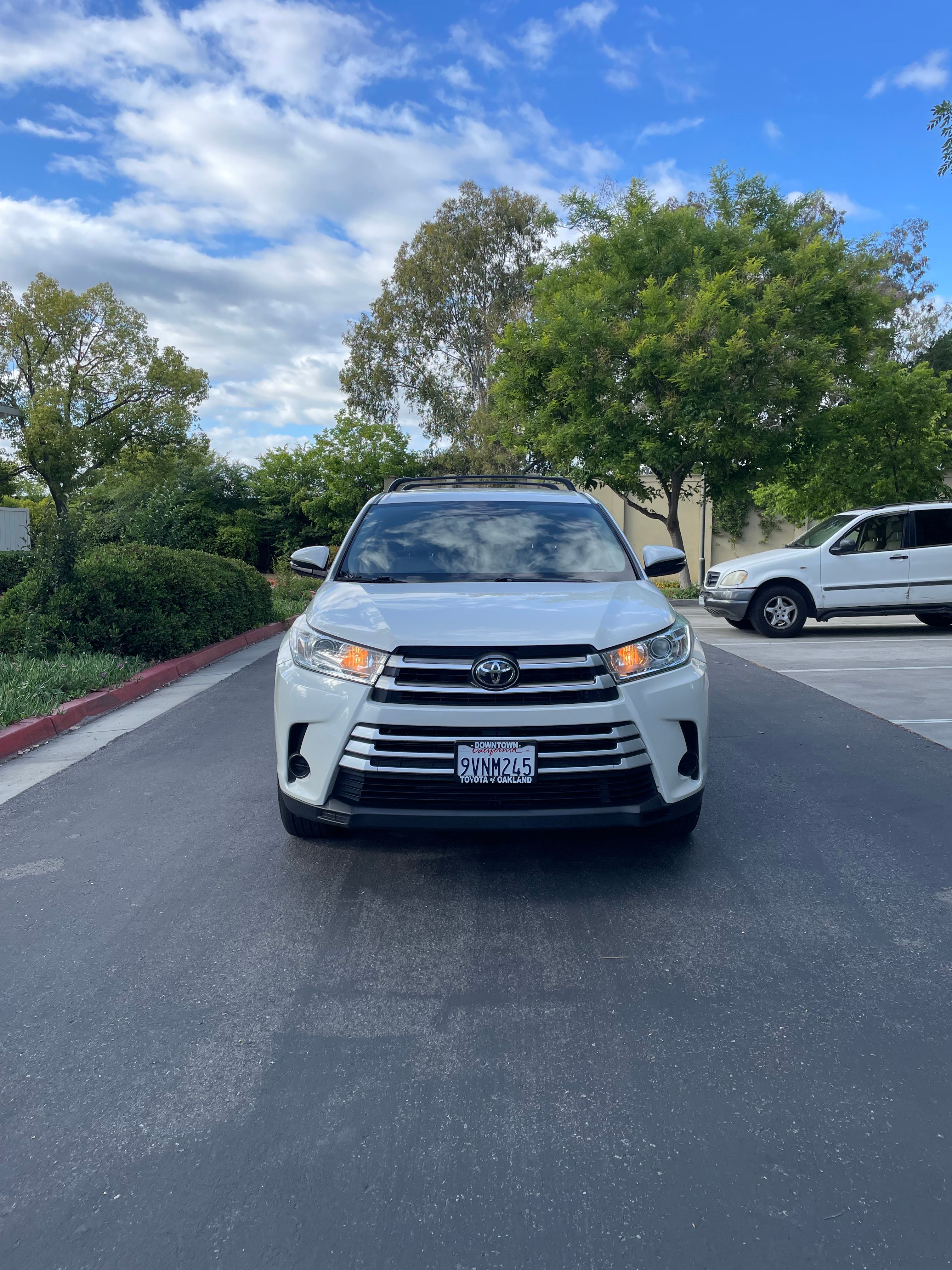 Used 2019 Toyota Highlander LE FWD image 1