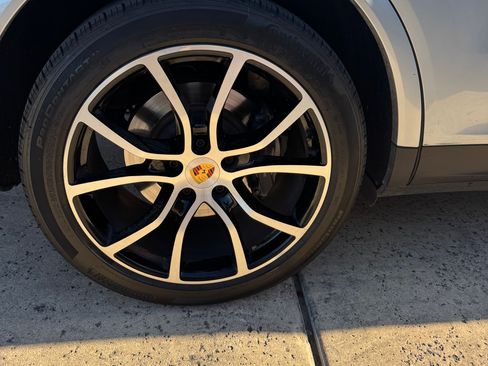 Used 2022 Porsche Cayenne E-Hybrid Sport Utility 4D image 9