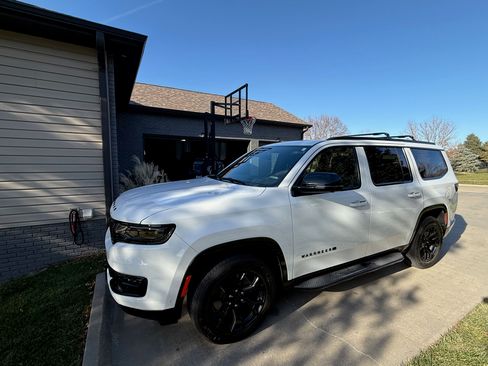 Used 2024 Jeep Wagoneer Series II w/ Convenience Group I image 9
