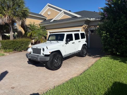 Used 2012 Jeep Wrangler Unlimited Sahara w/ Connectivity Group AWD/4WD image 17