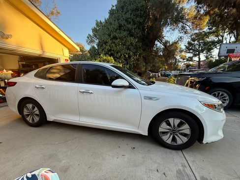 Used 2018 Kia Optima Premium w/ Convenience Package image 4