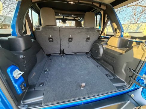 Used 2024 Jeep Wrangler Unlimited Rubicon w/ Technology Group image 9