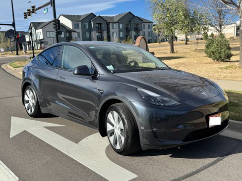 Used 2024 Tesla Model Y Long Range image 9