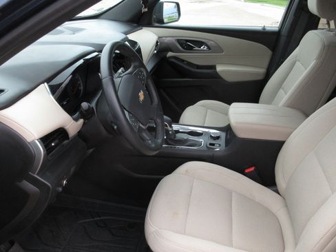 Used 2023 Chevrolet Traverse LT w/ LPO, Floor Liner Package FWD image 10