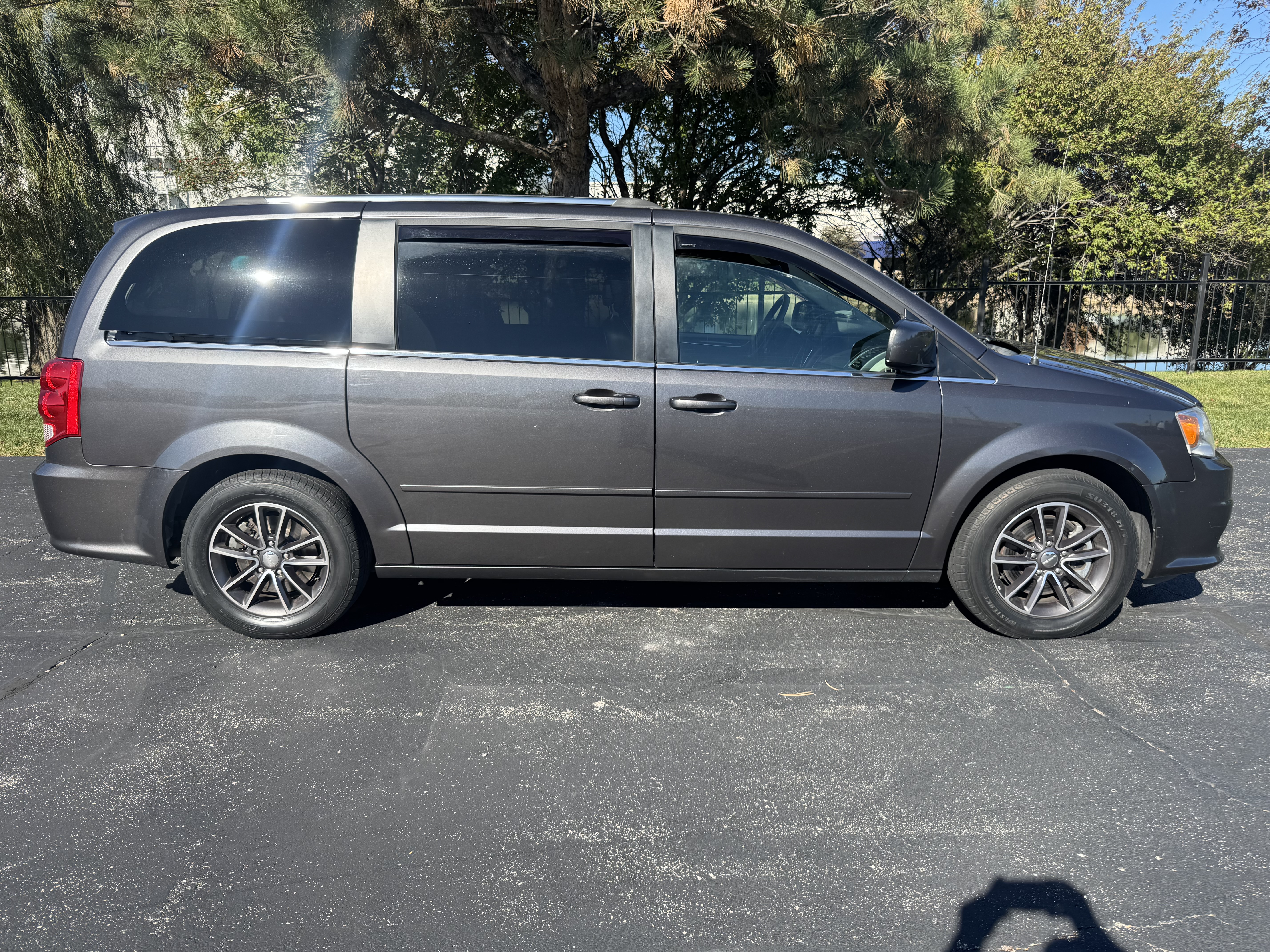 Used 2017 Dodge Grand Caravan SXT FWD image 6