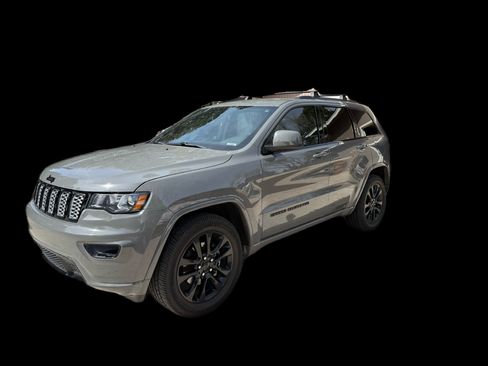 Used 2020 Jeep Grand Cherokee Altitude image 2