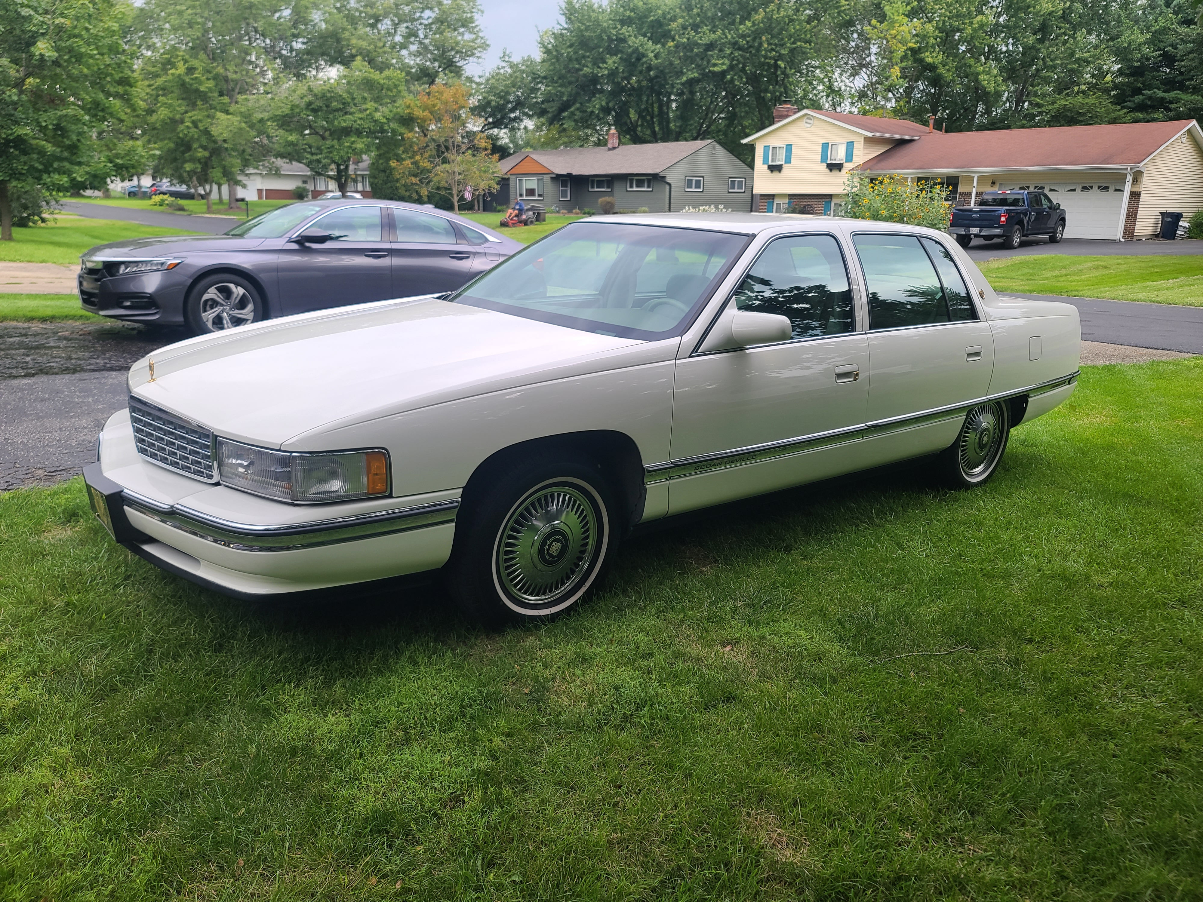Used 1995 Cadillac De Ville Sedan FWD image 1