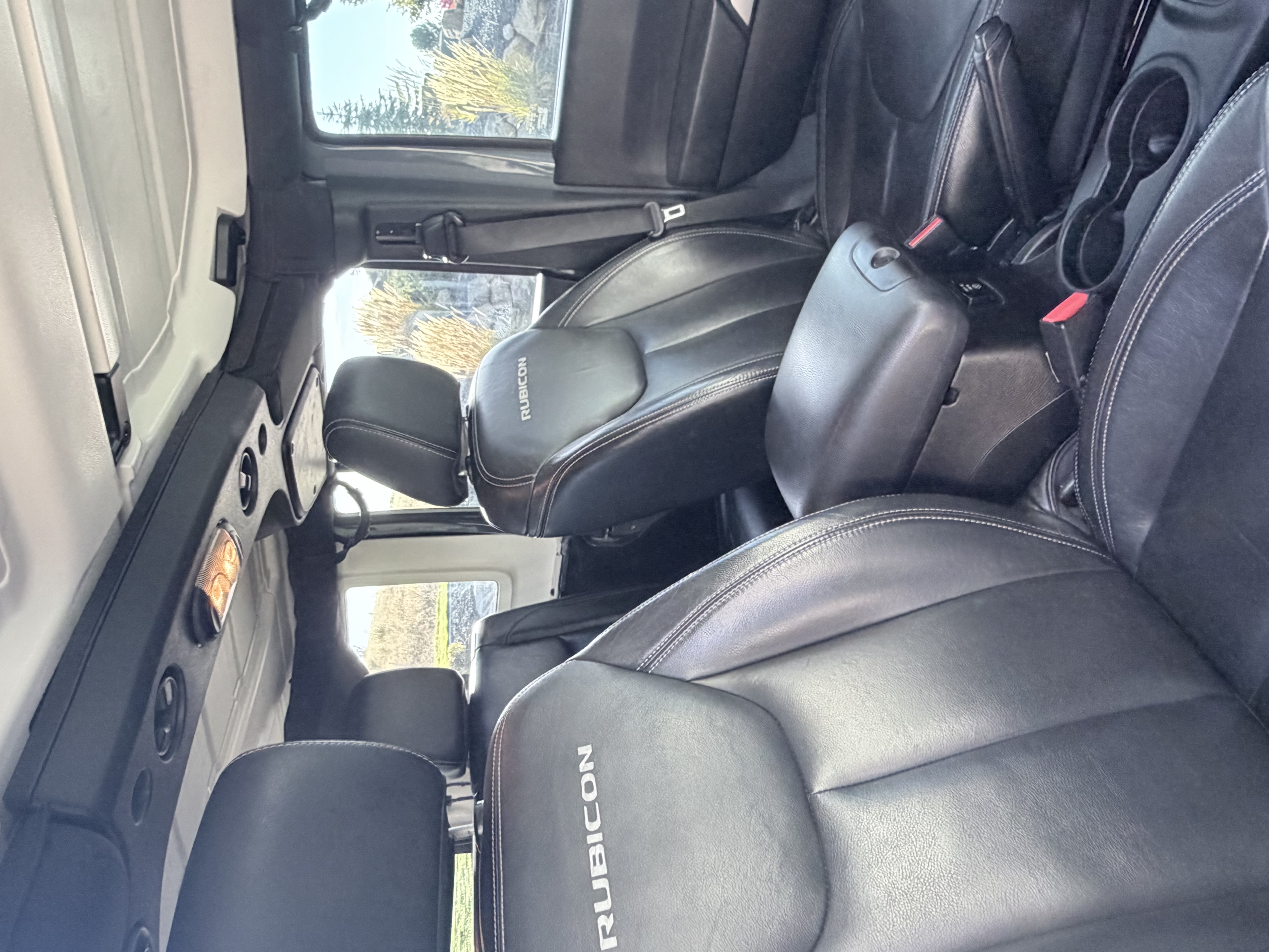 Used 2015 Jeep Wrangler Unlimited Rubicon w/ Connectivity Group AWD/4WD image 10