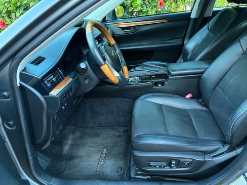 Used 2014 Lexus ES 300h w/ Luxury Package w/Bamboo Trim FWD image 9