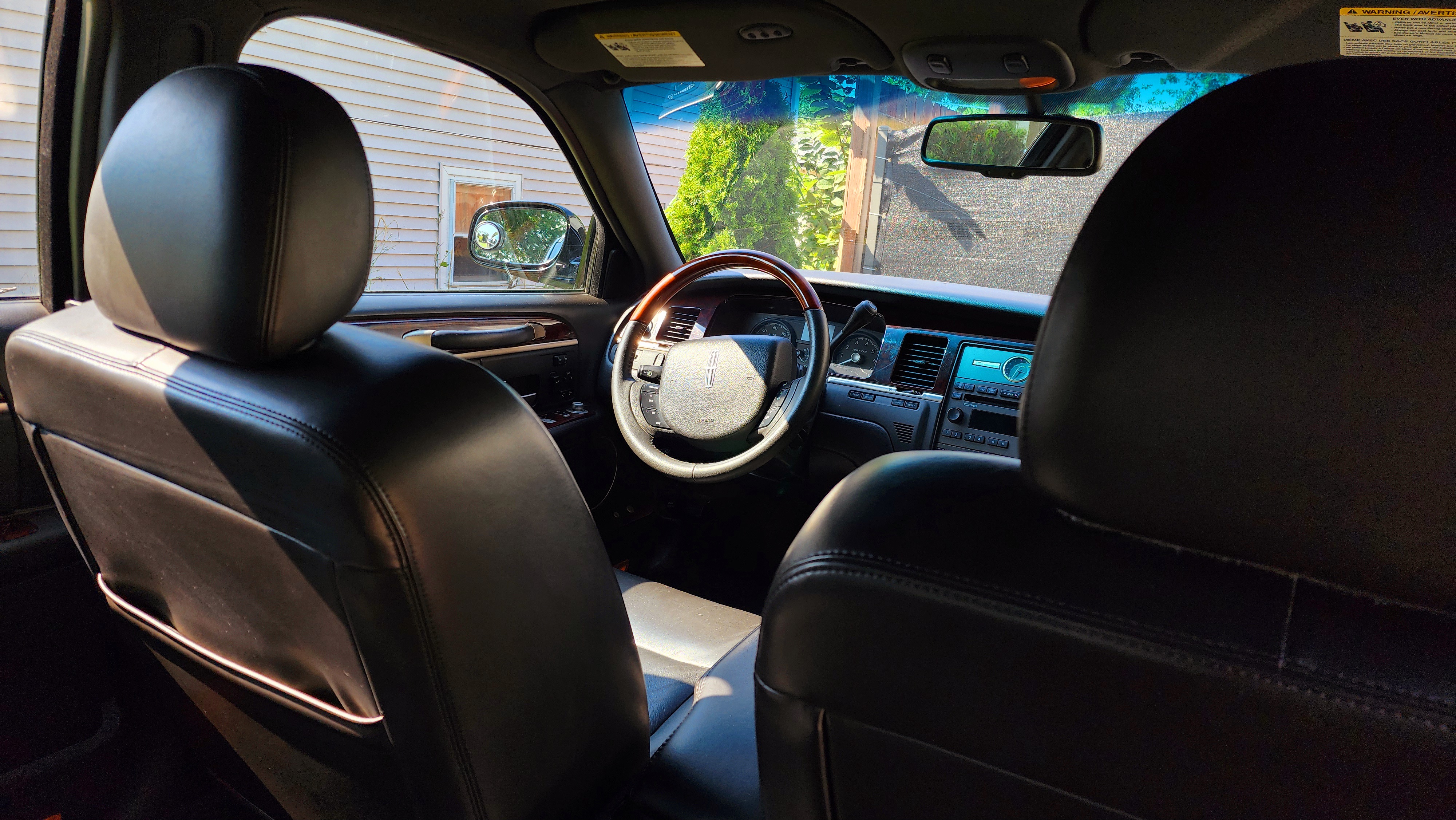 Used 2010 Lincoln Town Car Signature Limited RWD image 27