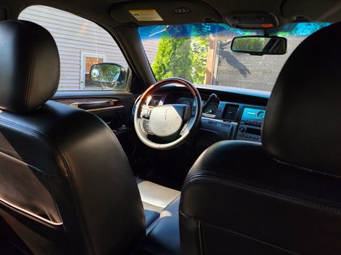 Used 2010 Lincoln Town Car Signature Limited image 27