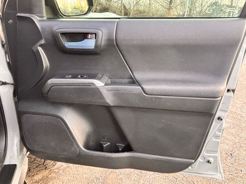 Used 2019 Toyota Tacoma TRD Sport image 25