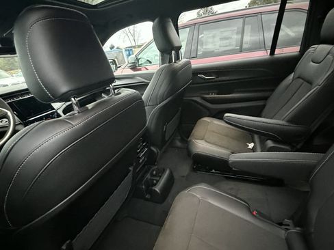 Used 2025 Jeep Grand Cherokee L Limited w/ Luxury Tech Group II image 8