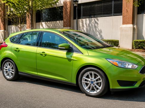 Used 2018 Ford Focus SE FWD image 2