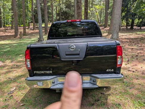 Used 2007 Nissan Frontier NISMO AWD/4WD image 2