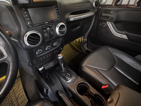 Used 2013 Jeep Wrangler Rubicon AWD/4WD image 10