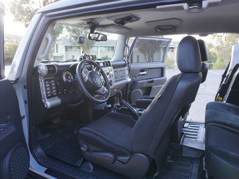 Used 2014 Toyota FJ Cruiser 4WD w/ Convenience Package image 12