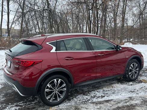Used 2018 INFINITI QX30 Premium image 1