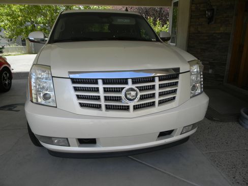 Used 2007 Cadillac Escalade AWD w/ Information Package image 2